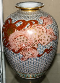 A Kutani 'lion' vase