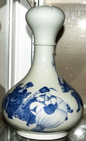 A Hirado blue and white garlic-head vase