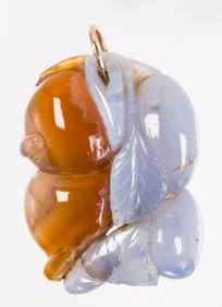A Chinese chalcedony agate toggle