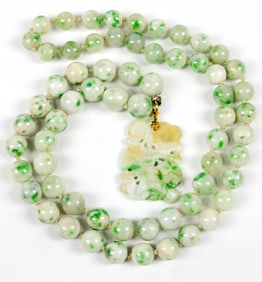 A Chinese jadeite pendant necklace