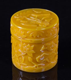 A Chinese yellow Peking glass jar