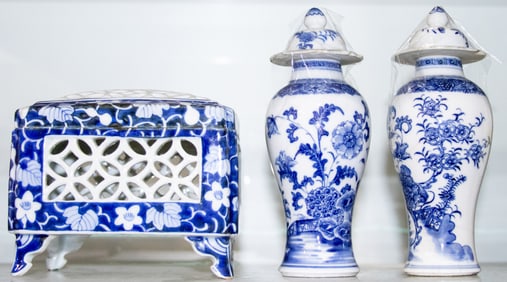 (lot of 2) Chinese blue and white covered vases
