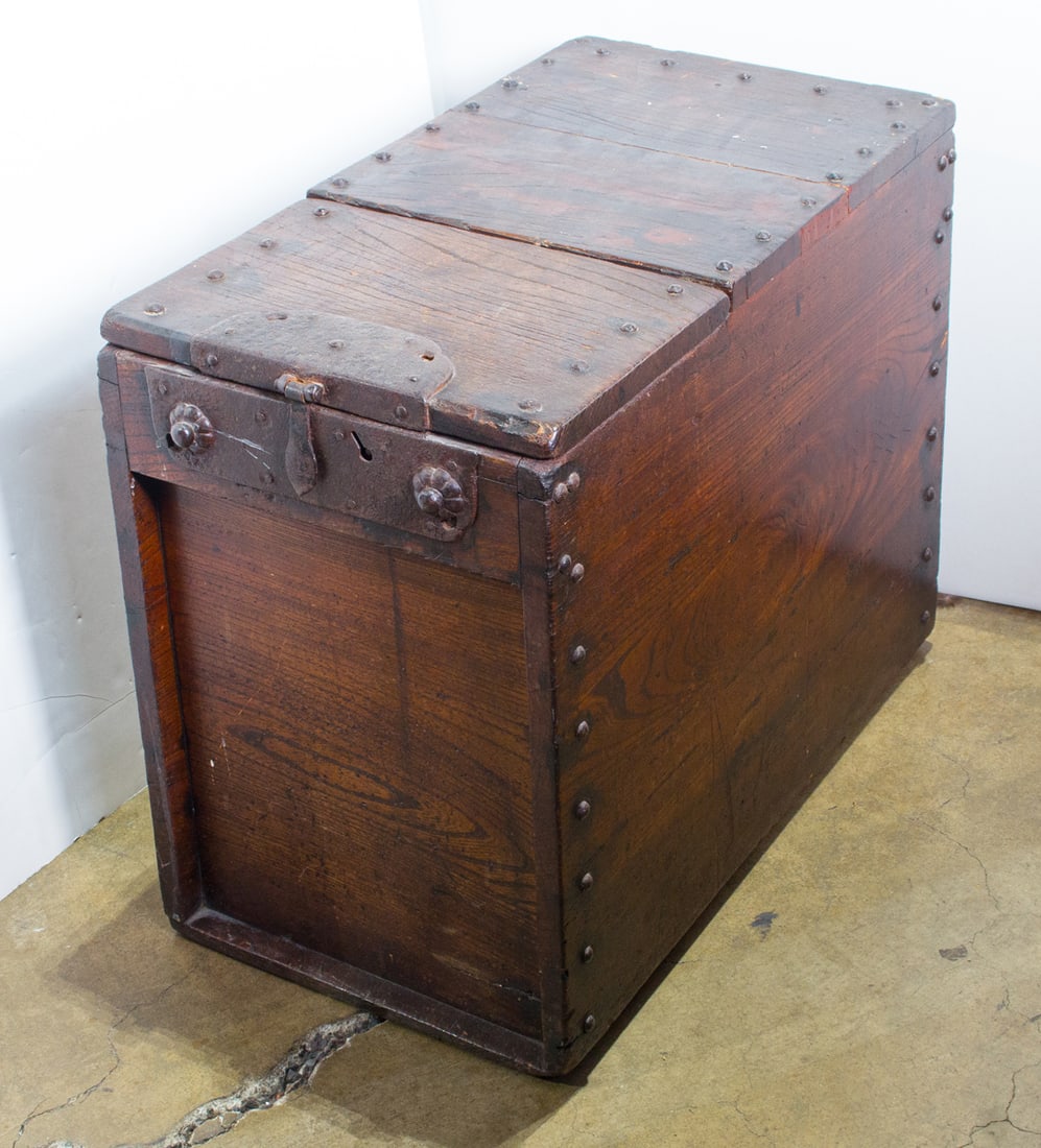A Japanese hardwood trunk: A Japanese hardwood trunk. 17.375"h x 21"w 11.75"d.