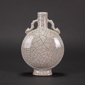 A Guan-Style Moon Flask