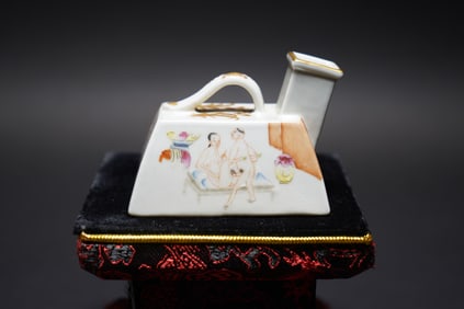 A Famille Rose 'Figural' Pot