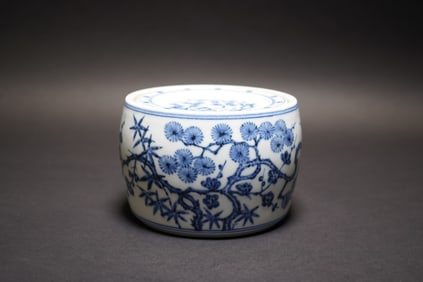 A Blue and White Floral Bowl and Lid, Xuande Mark