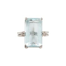 An aquamarine and 14k white gold ring