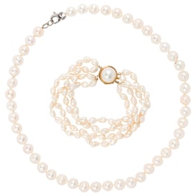 A cultured pearl necklace and bracelet