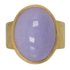 A lavender jade and 18k gold ring