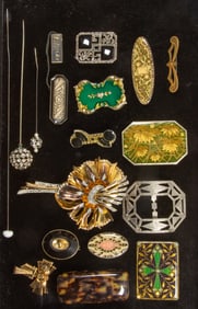 Sixteen Art Deco period and later costume jewelry, brooches and stickpins, with a faux tortoiseshell