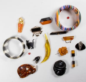 Fifteen lucite and bakelite costume jewelry items comprising a Lea Stein fox brooch, a Deci Dela