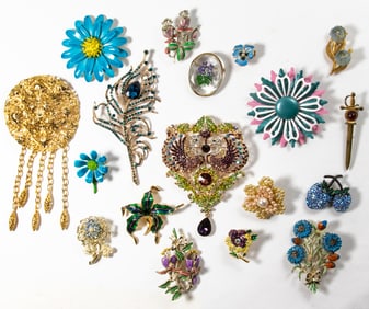 Thirty-one pieces of costume jewelry brooches comprising Broadcast, NY, Exquisite, Monet, Coro and