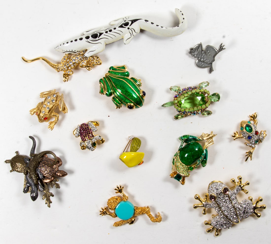 Thirteen costume jewelry brooches of frogs and lizards (1 of 1)