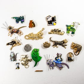 Nineteen costume jewelry brooches of jungle and domestic cats