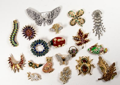 Nineteen costume jewelry brooches comprising K.J.L, Roman, Jomaz, Sandor, Austrian crystal and