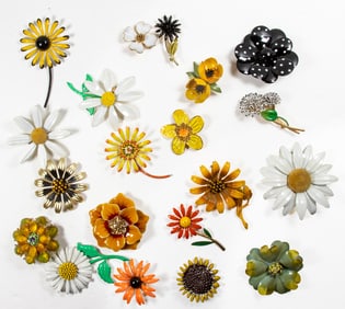 Twenty costume jewelry brooches of daisies and other flowers