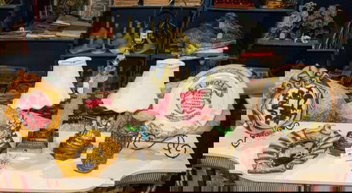 A group of Italian majolica and table lamps