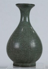 A Chinese Guan-type celadon crackle-glazed vase