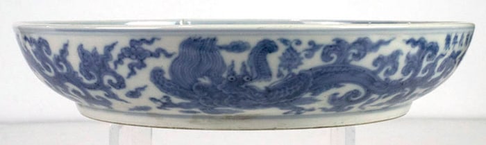 A Chinese blue and white 'dragon' plate