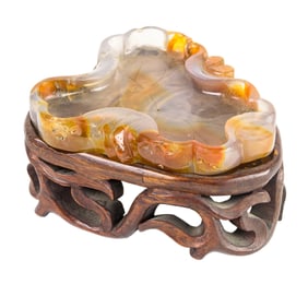 A Chinese agate brush washer