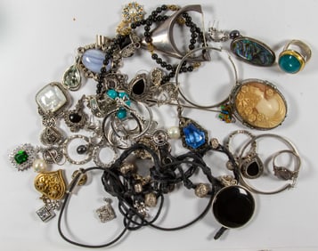A group of miscellaneous silver jewelry