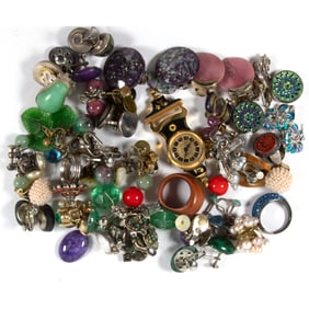 A miscellaneous assortment of jewelry