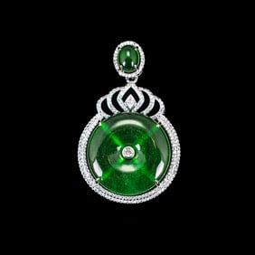 A Jadeite Round-Shape Pendant