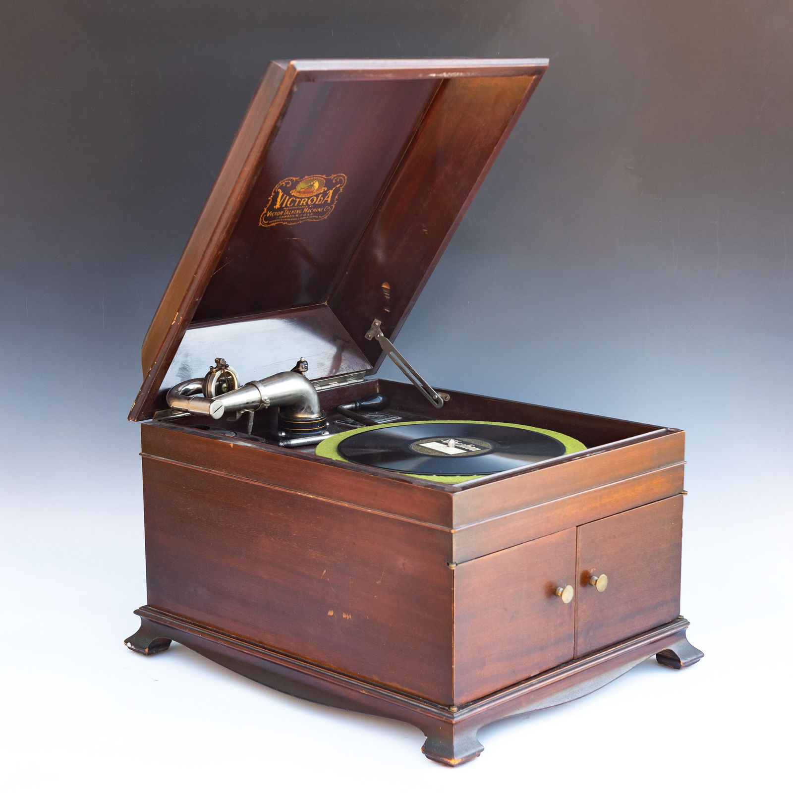 Victoria IX Antique Record Player and Accessories: Victoria IX antique record player and accessories. 11.42"h x 16.54"w x 19.29"l (29 x 42 x 49 cm) NOTE: THIS ITEM IS IN LOS ANGELES.