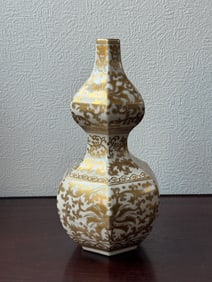 Japanese Studio Double Gourd Studio Porcelain Vase with Gilt