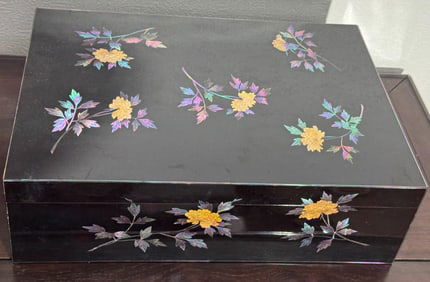 Fine Japanese Lacquer Box with Gold Inlay