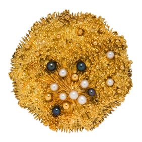 A cultured pearl and 18k gold brooch