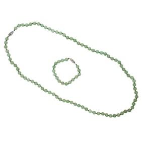 A beaded jade and silver necklace and bracelet set