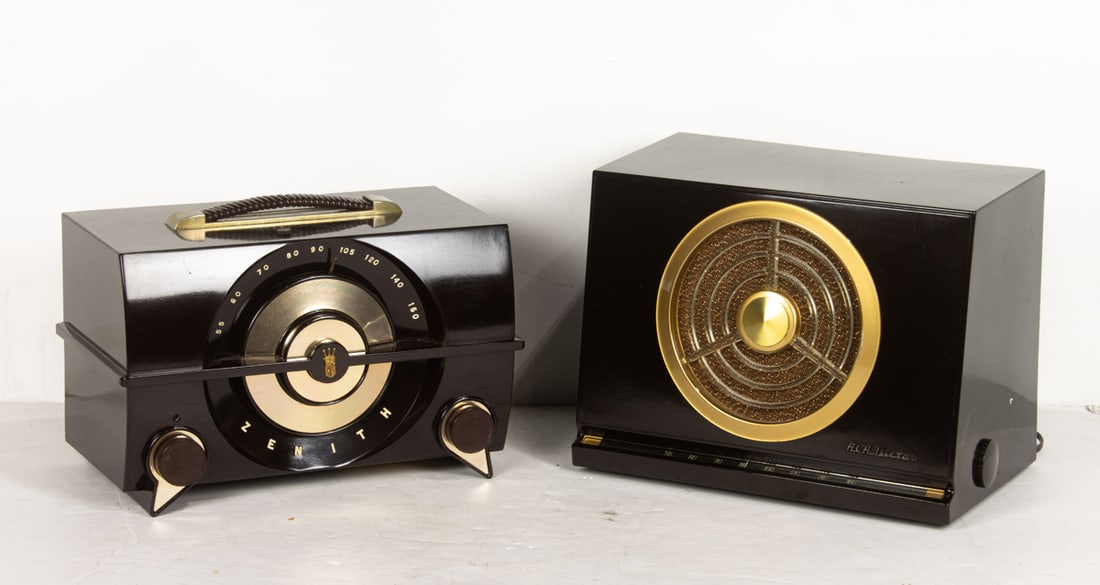 A Zenith J615 table top tube radio and RCA Victor Model 9-x-561 vacuum tube AM radio: A Zenith J615 table top tube radio and RCA Victor Model 9-x-561 vacuum tube AM radio, circa 1950s [2 total]