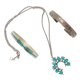 A miscellaneous group of silver jewelry