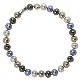 A costume pearl necklace