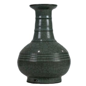 A Chinese Guan-type celadon crackle-glazed vase