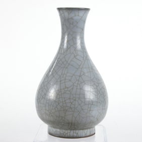 A Chinese Ge-type crackle-glazed vase