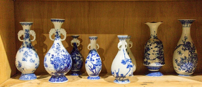 A shelf of Seto blue and white vases