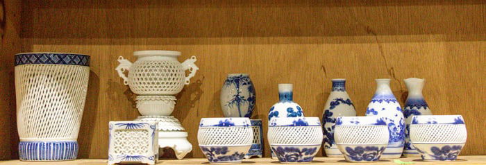A shelf of Hirado blue and white objects