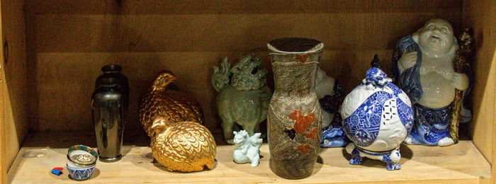 A shelf of Kutani objects