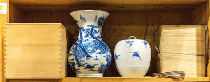 (lot of 2) Japanese blue and white vase and jar