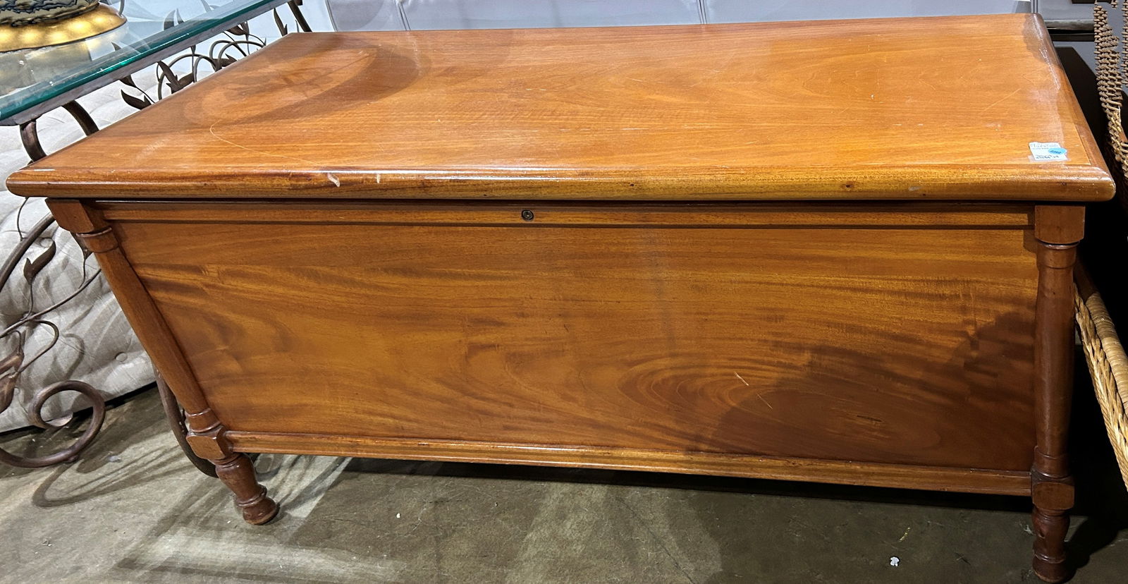 A cedar storage or blanket chest (1 of 1)