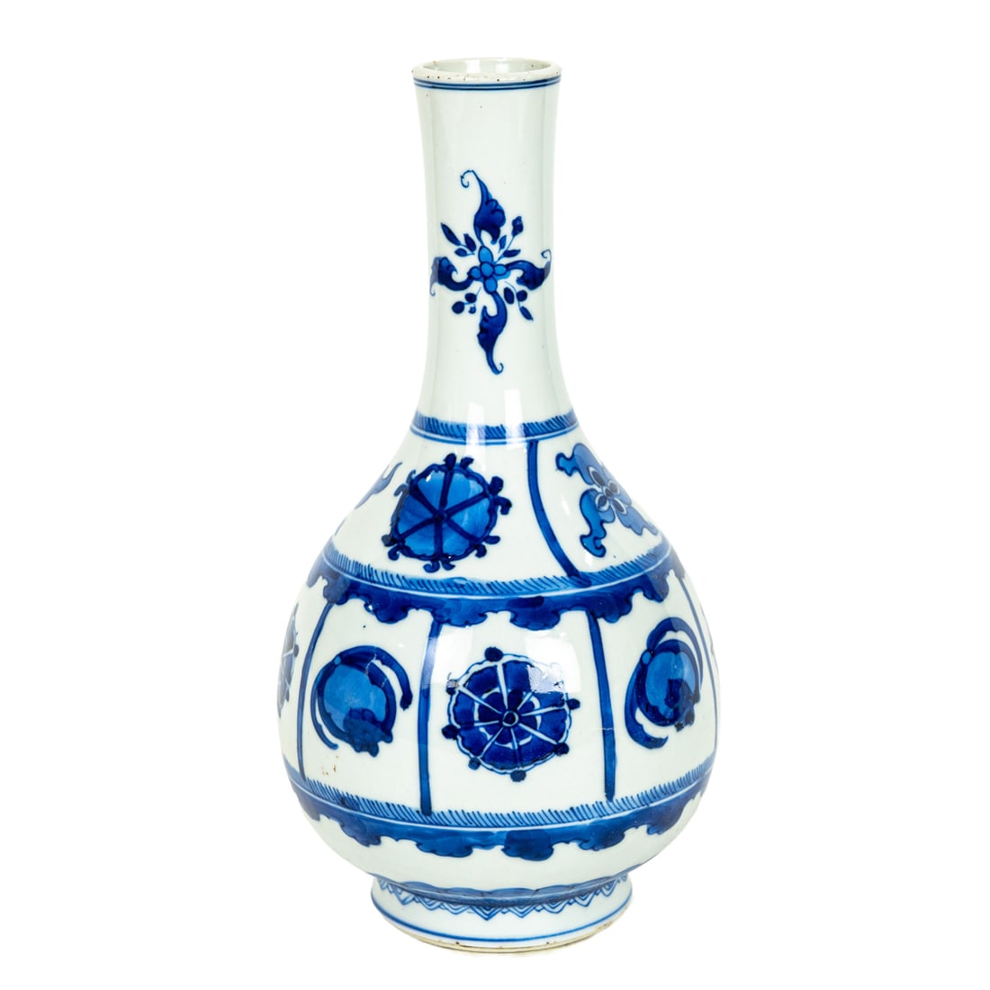 A Chinese blue and white bottle vase (1 of 3)