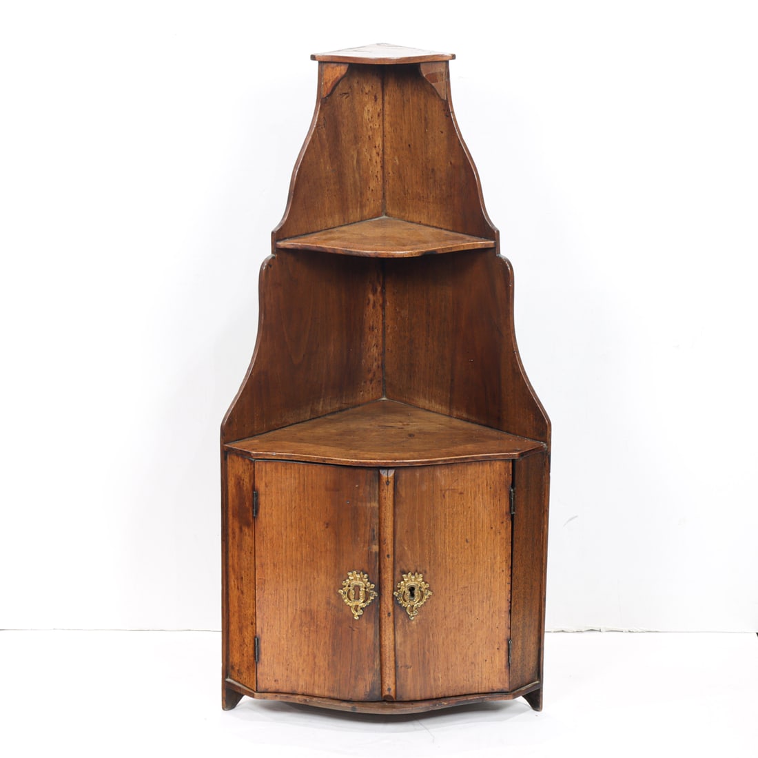 An English wall hanging corner cabinet (1 of 4)