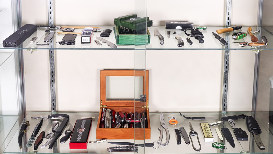 A collection of mainly folding knives [approx. 80 total] (1 of 1)