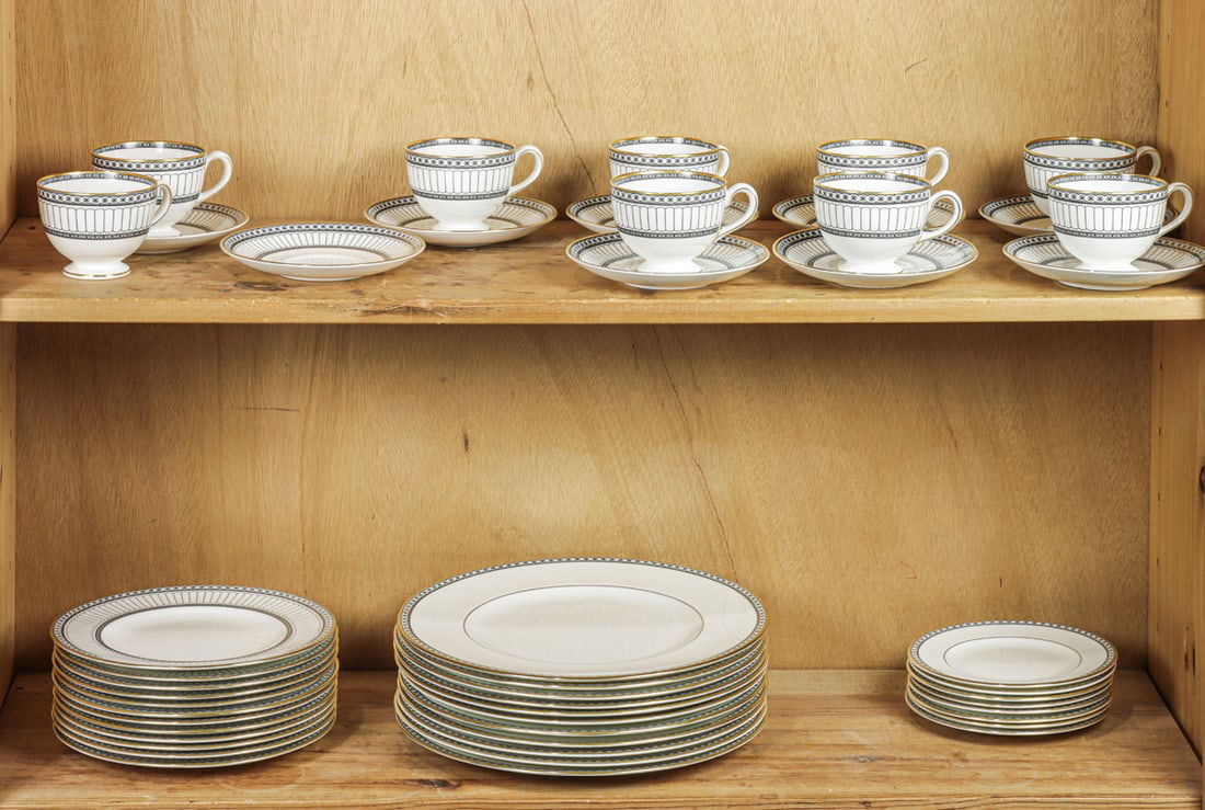 A Wedgwood porcelain dinner service in the Collonade pattern (1 of 1)