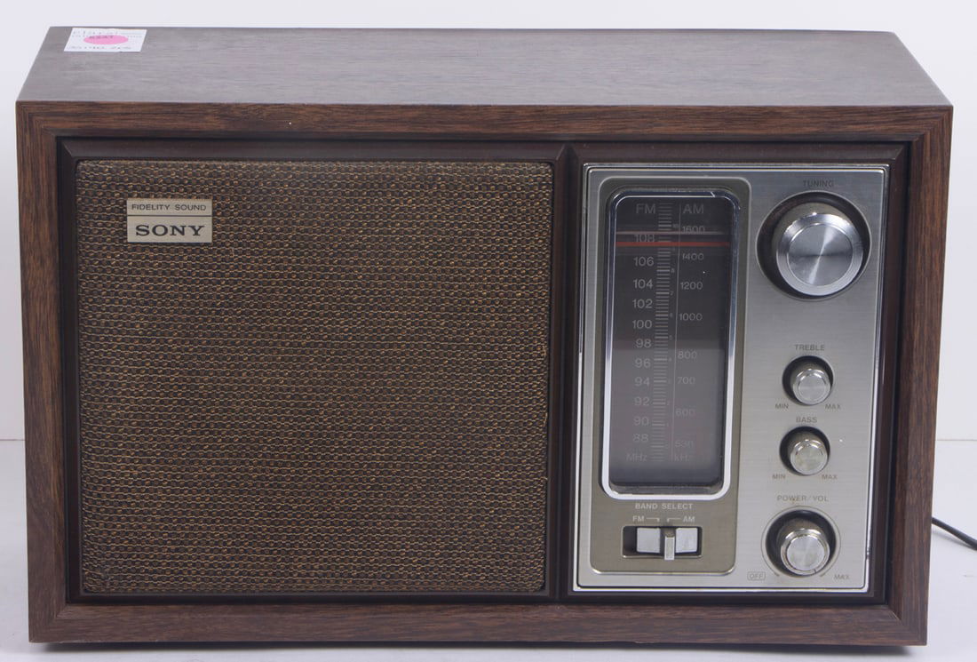 A Sony AM/FM two-band tabletop radio (1 of 1)
