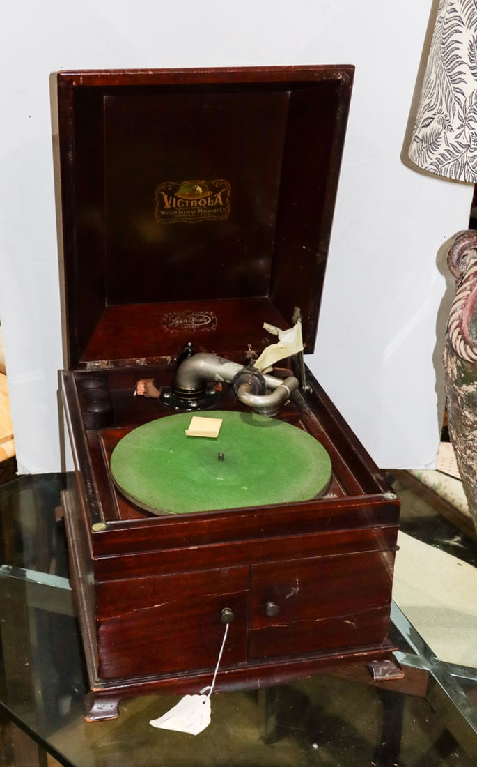 A Victor Talking Machine 'Victrola the Ninth' table top record player (1 of 1)