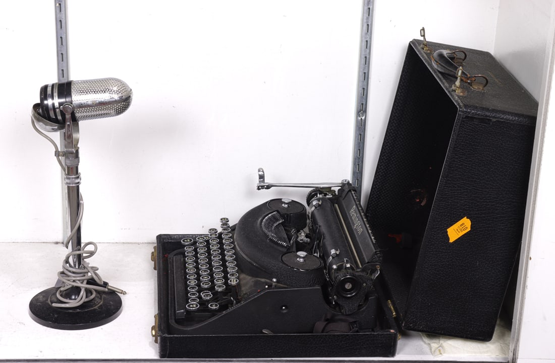 A Remington 'Noiseless' portable typewriter in traveling case (1 of 1)
