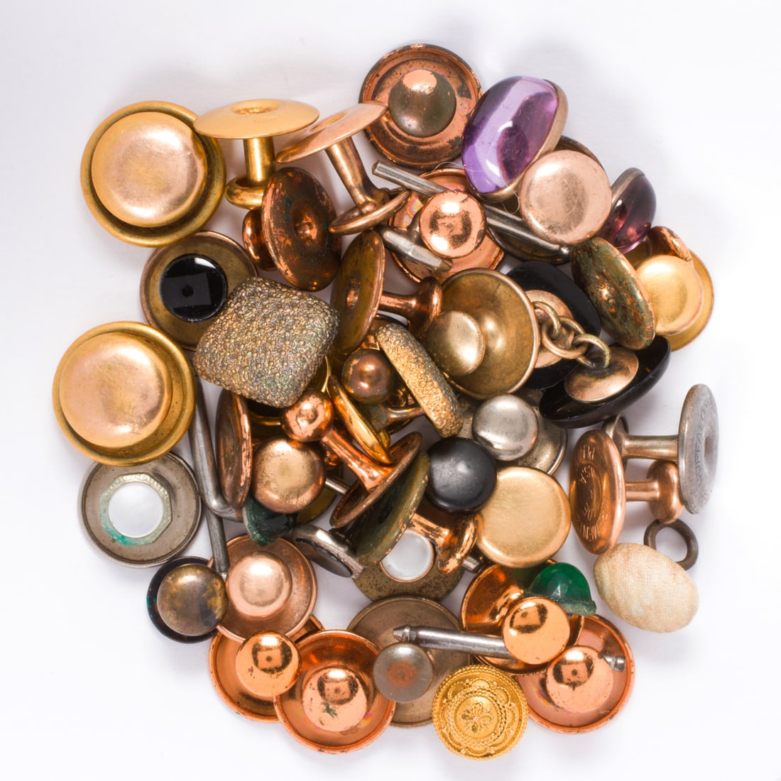 A miscellaneous group of men's accessories: A miscellaneous group of men's accessoriesComprising an assortment of gents accessories of varying styles and materials; gross weight: 50.60 grams